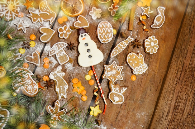 Biscoitos caseiros deliciosos de gengibre de Natal