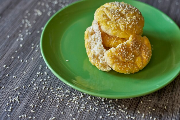 Biscoitos caseiros doces no prato verde saboroso lanche