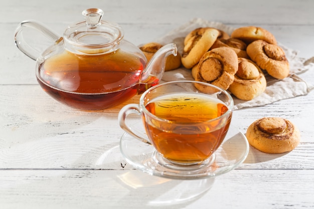 Biscoitos caseiros e uma xícara de chá na mesa pela manhã