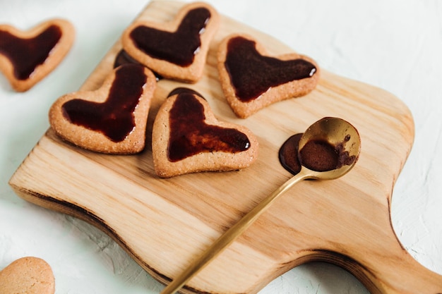 Biscoitos caseiros em forma de coração com cobertura de chocolate para o dia dos namorados Vista aproximada