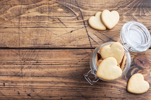 Biscoitos caseiros em forma de coração em uma jarra de vidro