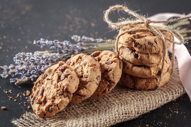 Biscoitos caseiros em um fundo preto