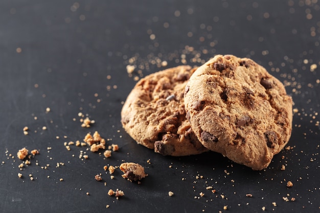 Biscoitos caseiros em um fundo preto