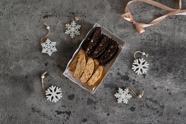 Biscoitos caseiros estão na mesa, vista superior