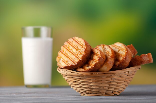 Biscoitos caseiros frescos com leite em um fundo natural