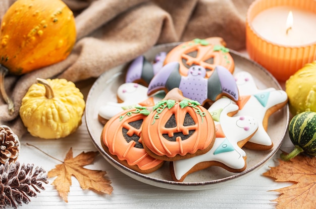 Biscoitos caseiros multicoloridos de Halloween em fundo branco de madeira
