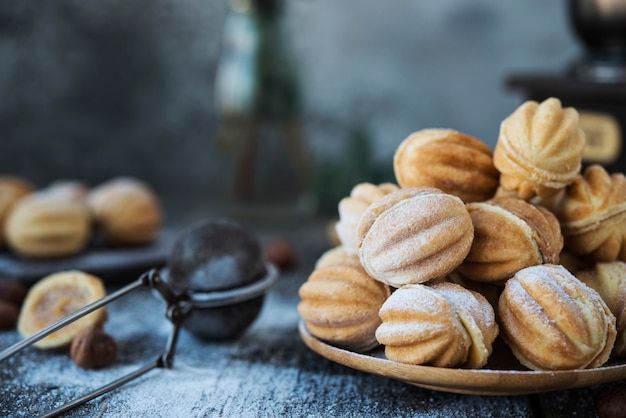 Biscoitos caseiros, nozes com leite condensado.