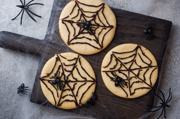Biscoitos caseiros para o Halloween, Cookies com teia de chocolate e aranhas