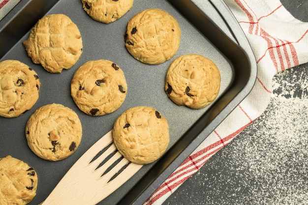 Biscoitos caseiros recém-assados em um braseiro