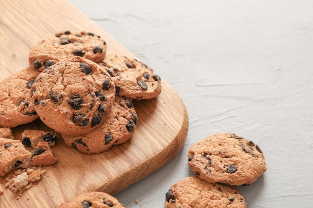 Biscoitos caseiros saborosos dos pedaços de chocolate no fundo cinzento