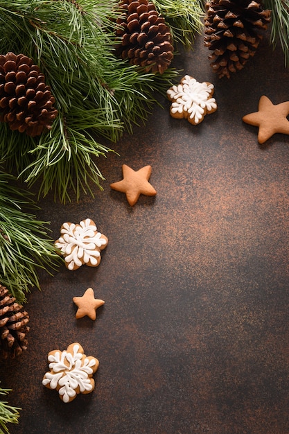 Biscoitos caseiros variados de Natal em fundo marrom