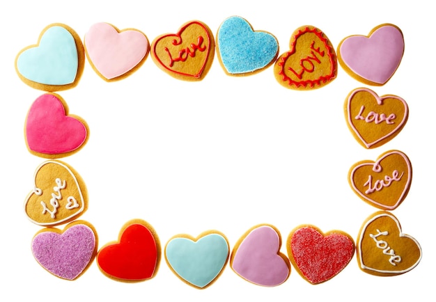 Foto biscoitos coloridos de coração dos namorados isolados em branco