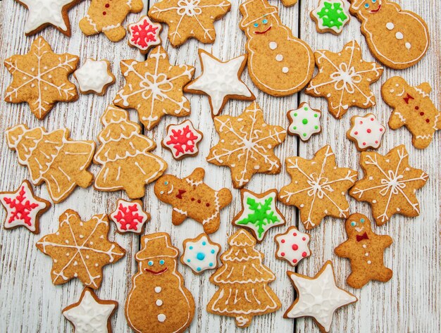 Biscoitos coloridos de gengibre e mel de Natal