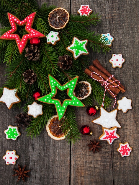 Biscoitos coloridos de gengibre e mel de natal