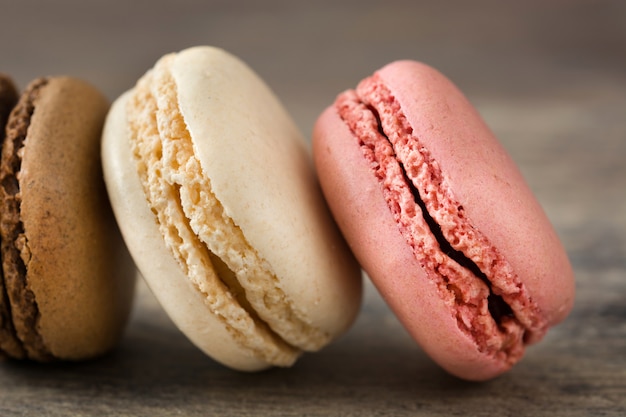 biscoitos coloridos Macarons na mesa de madeira