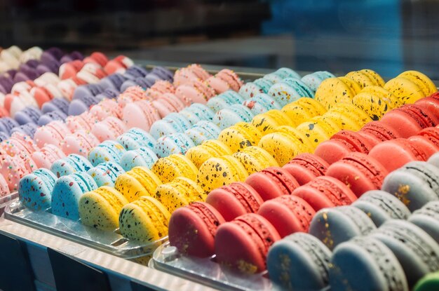 Biscoitos coloridos série de macaroons francês saborosa variedade