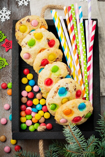 biscoitos com bombons de chocolate coloridos em cobertura de açúcar
