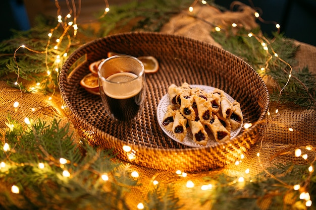 Biscoitos com café preto na cesta com guirlanda