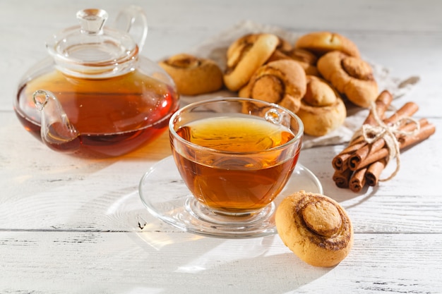 Biscoitos com canela e chá em uma mesa, foco seletivo, copie o espaço