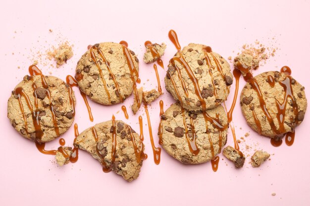 Biscoitos com caramelo em fundo rosa, vista de cima