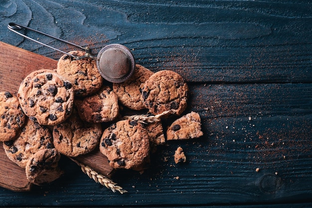 Biscoitos com chocolate Em um fundo de madeira Vista superior Espaço livre para o seu texto