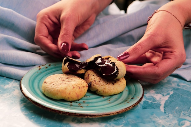 biscoitos com chocolate escuro