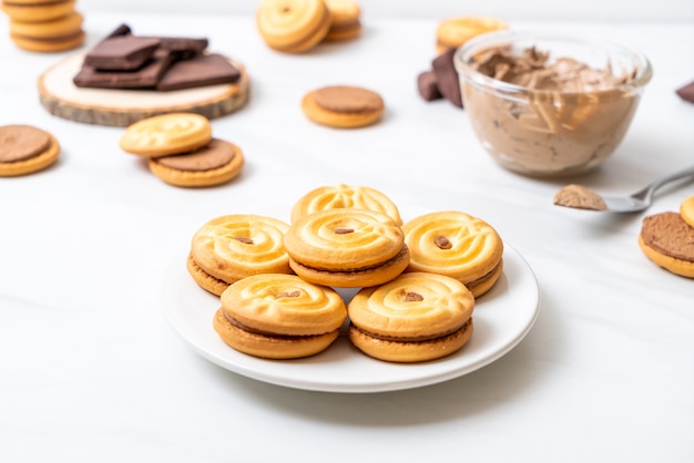 biscoitos com creme de chocolate