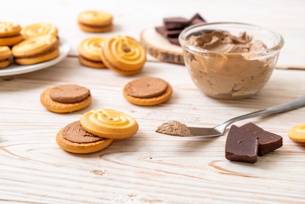 Foto biscoitos com creme de chocolate