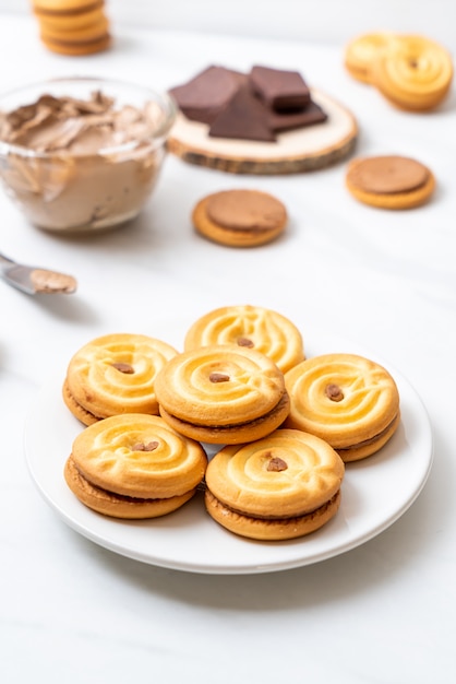 biscoitos com creme de chocolate