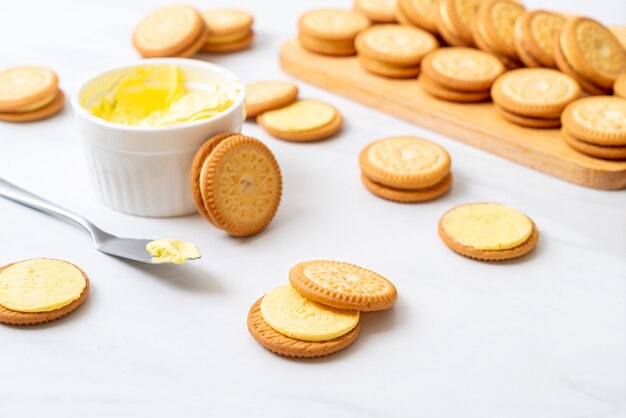 Biscoitos com creme de manteiga