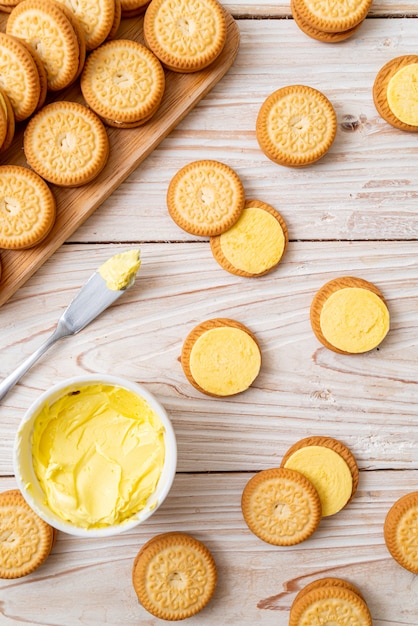 biscoitos com creme de manteiga