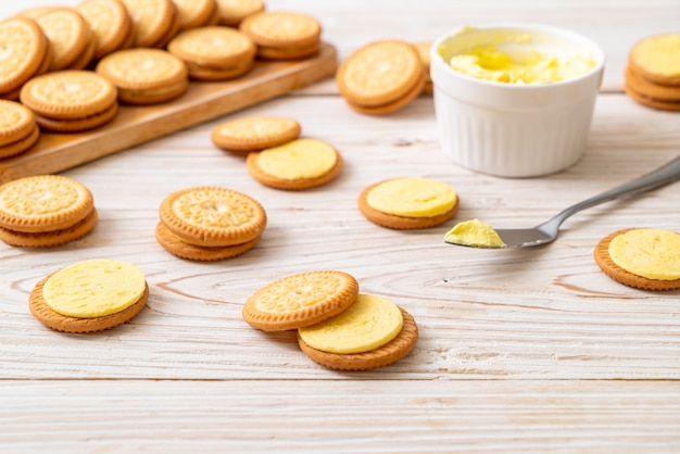 Biscoitos com creme de manteiga