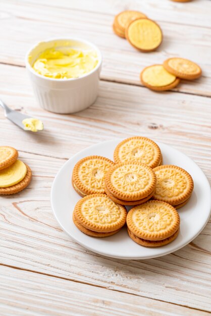 Foto biscoitos com creme de manteiga