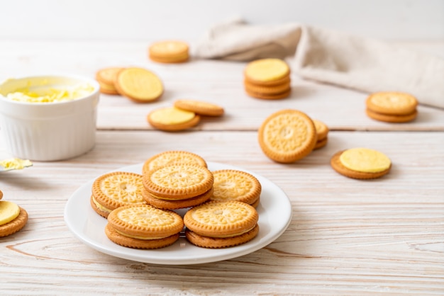 Foto biscoitos com creme de manteiga