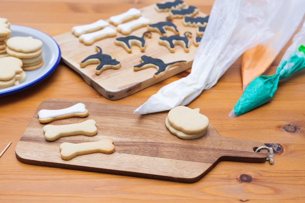 Biscoitos com diferentes formas de halloween decorado e decoração de biscoitos copie o espaço feito em casa