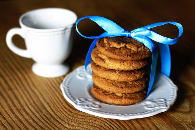 Biscoitos com fita no prato de doces