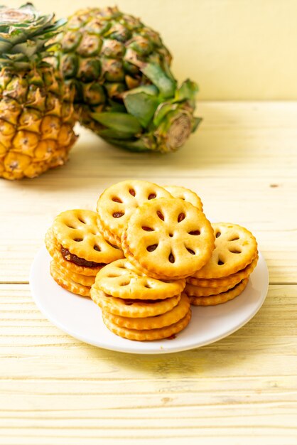 Foto biscoitos com geleia de abacaxi