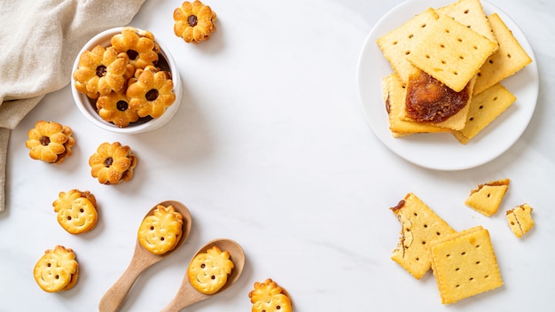 Biscoitos com geleia de abacaxi