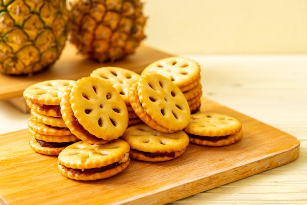 Biscoitos com geléia de abacaxi