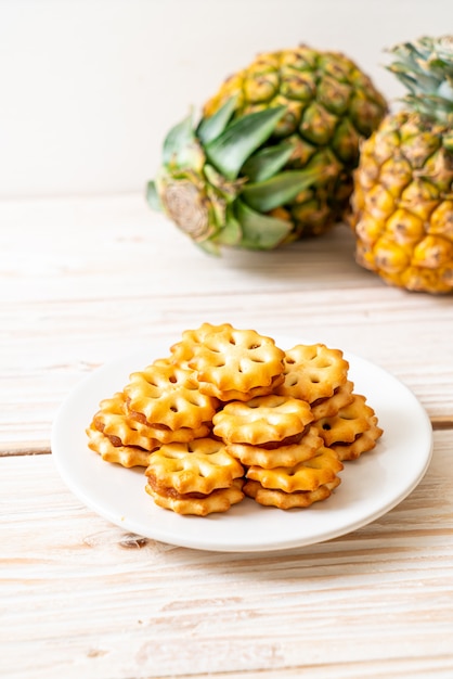 Biscoitos com geléia de abacaxi