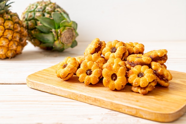 Biscoitos com geléia de abacaxi