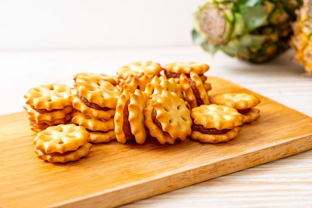 Biscoitos com geléia de abacaxi