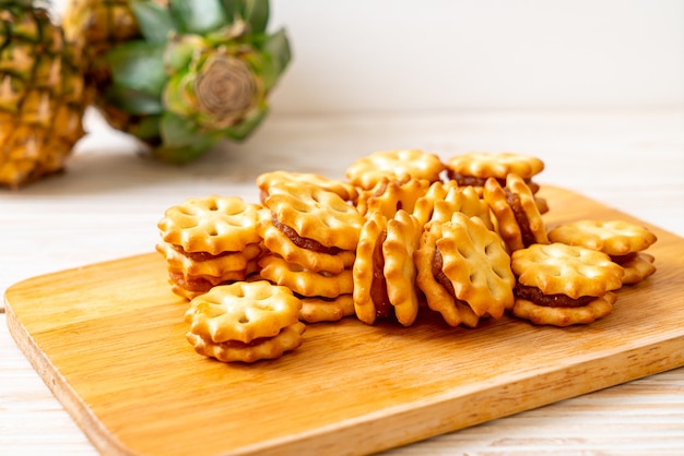 Foto biscoitos com geléia de abacaxi