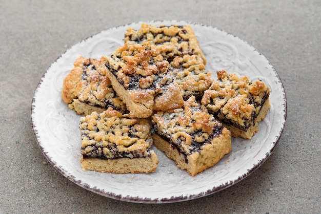 Biscoitos com geleia em um lindo prato branco Em um fundo cinza Prato de porcelana branca