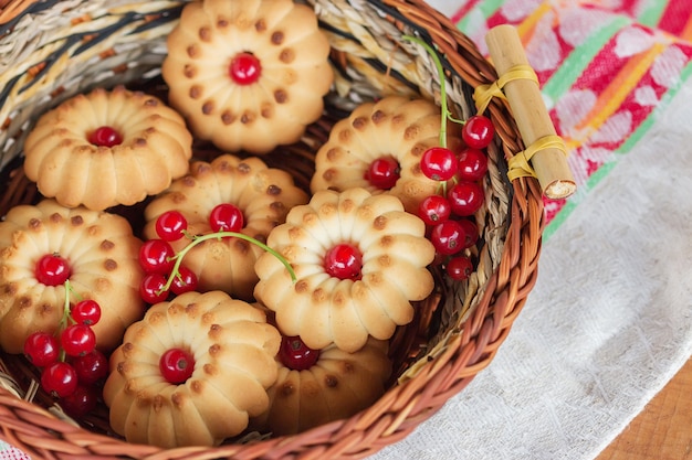 Biscoitos com groselha em uma cesta