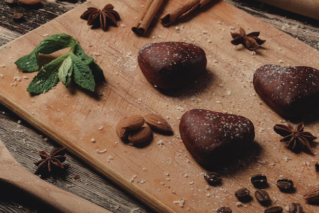 Biscoitos com hortelã em forma de coração na placa marrom biscoitos de gengibre layout de biscoito estética de férias romance dia dos namorados café da manhã juntos placa marrom e pão de gengibre marrom