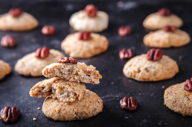 Biscoitos com noz-pecã no escuro