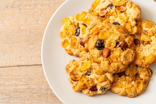 biscoitos com passas e amêndoas de flocos de milho