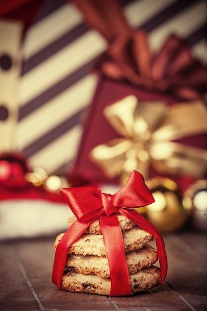 Biscoitos com presentes de natal na mesa de madeira