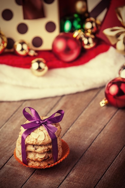 Biscoitos com presentes de natal na mesa de madeira